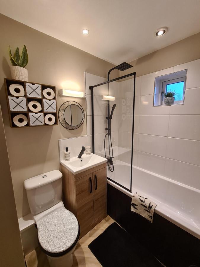 Modern 1 Bed Apartment Next To Beach And Golf Course ลาแนคลี ภายนอก รูปภาพ
